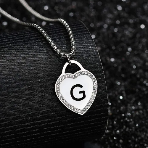 Vista 2 de Calis Collar plateado de acero inoxidable para mujer, diseño de corazón con inicial pequeña. Collar para regalar a la novia, 26 letras del alfabeto.