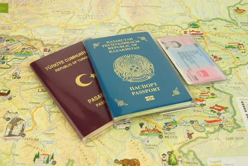Vista 5 de Funda transparente esmerilada para pasaporte, organizador de tarjetas de identificación, protector de viaje, Claro, 5 piezas