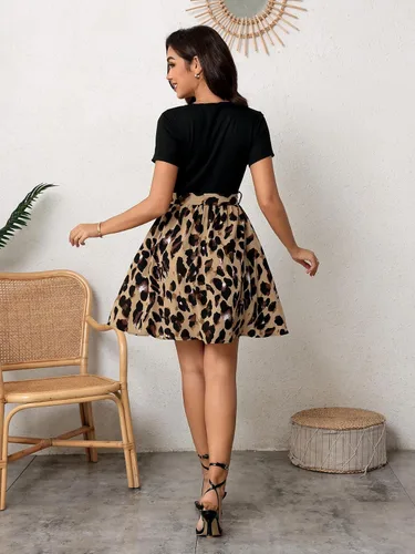 Vista 2 de SweatyRocks - Minivestido estampado de manga corta con cinturón y gráficos para mujer