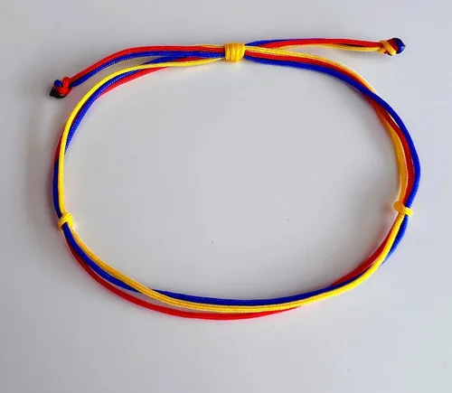 Vista 4 de Pulsera minimalista colombiana, amarilla, azul, roja, ajustable de 5.5 a 9 pulgadas de nailon