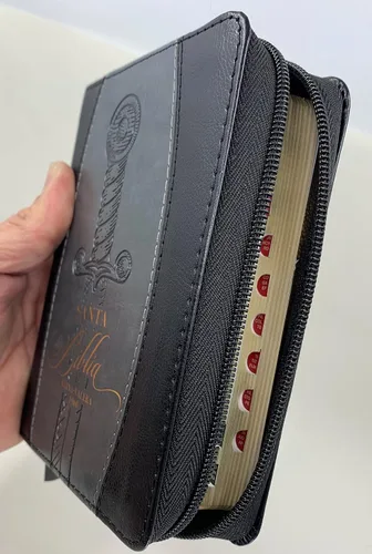Vista 2 de Biblia tamaño compacta RVR.1960 piel espada negra gris con índice cierre 8 puntos Imitation Leather – 1 Enero 2022