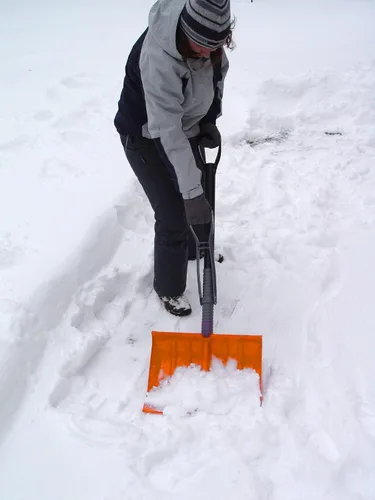 Vista 4 de Emsco Bigfoot pala para nieve, diseño de hoja multiuso