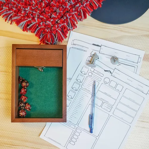 Vista 6 de Bandeja rodante de madera para dados D&D con bóveda de almacenamiento de dados Pestillo de metal asegura la tapa para viajes Regalo perfecto