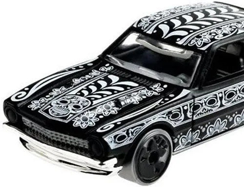 Vista 3 de Hot Wheels '71 Maverick Grabber - Coche de Halloween a escala 1:64, negro, 2 x 3 x 1.5 pulgadas
