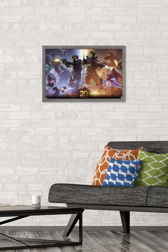 Vista 2 de Trends International Halo - Póster de pared de 20 años, 22.4 pulgadas de largo x 14.7 pulgadas, versión enmarcada en madera de granero