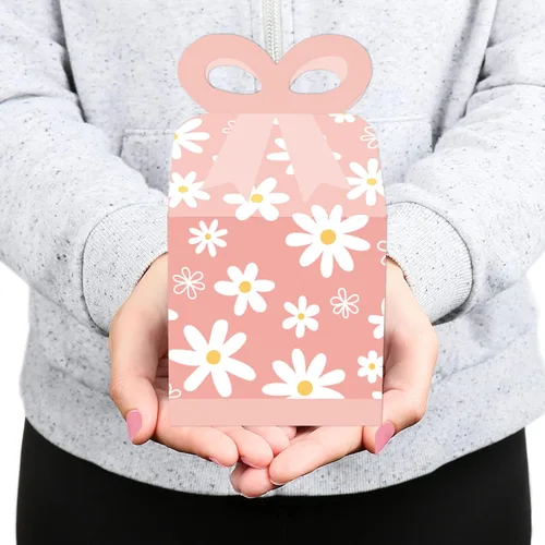 Vista 7 de Big Dot of Happiness Flores de margaritas rosadas, cajas de regalo cuadradas, cajas de lazo para fiesta floral, juego de 12