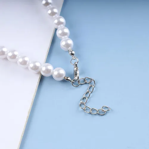 Vista 7 de YienDoo Gargantilla de perlas de cristal estilo bohemio, collar con colgante de mariposa de diamantes de imitación de plata, collar con cuentas