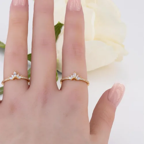 Vista 5 de Rapunzel - Anillo de corona para mujer, delicados anillos apilables de diamantes de cristal real, anillo de compromiso de cumpleaños, regalos