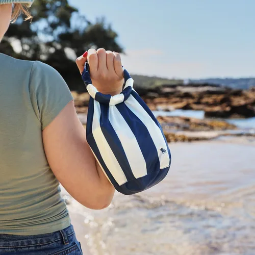 Vista 8 de Dock & Bay Bolsa seca impermeable mediana – Capacidad de 5 litros, bolsa impermeable con clasificación IP66 con cierre superior enrollable y clip