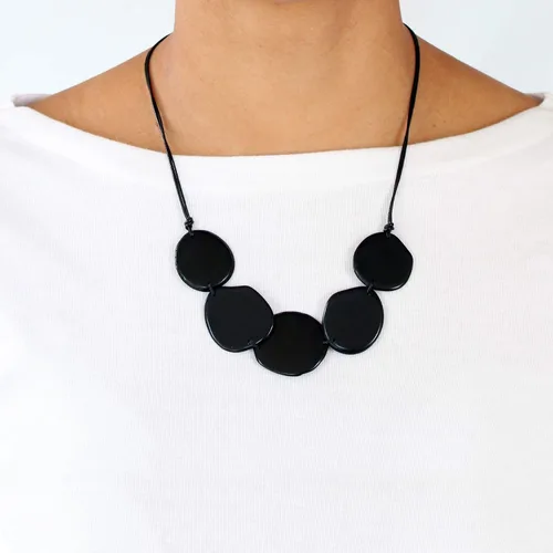 Vista 2 de Collar de tuerca de tagua en negro hecho a mano, comercio justo, ajustable, ligero por Florama Natural Jewelry