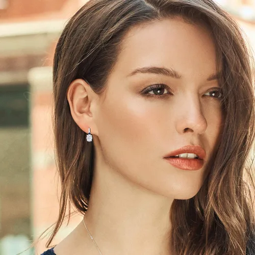 Vista 3 de Gem Stone King Aretes de plata de ley 925 con moissanita blanca y zafiro azul para mujer