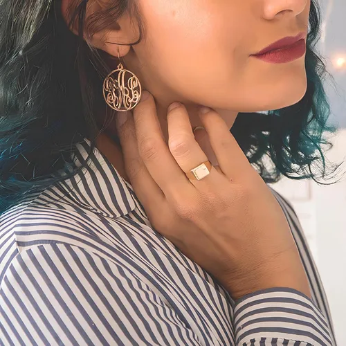Vista 2 de Aretes de aro personalizados con monograma para mujer, aretes personalizados de 3 iniciales en plata de ley u oro, aretes hipoalergénicos, regalo