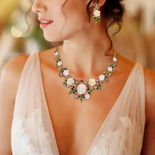 Vista 2 de EVER FAITH Conjunto de pendientes perforados con collar de perlas de imitación de cristal austriaco para mujer