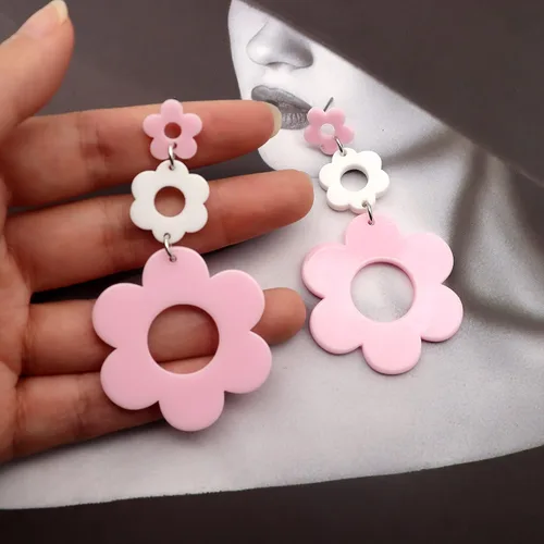 Vista 7 de Aretes acrílicos de flores para mujer, aretes colgantes de doble margarita, aretes florales de flores de resina para mujer, aretes Y2K de flores