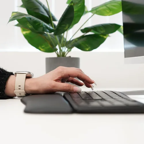Vista 9 de Teclado y mouse inalámbricos retroiluminados X9 (Bluetooth + 2.4G) Combo ergonómico de teclado y mouse inalámbrico con reposamuñecas, recargable