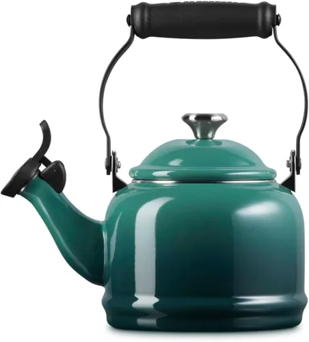 Vista 4 de Le Creuset Juego de 2 tazas esmaltadas en acero con acabados metálicos y cerámica, 1.25 cuartos de galón de agua y (2) tazas de 14 onzas, Artichaut