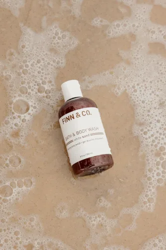 Vista 6 de FINN & CO. White Sand Gel de baño – Aroma inspirado en la playa con aloe y té verde – Limpia suavemente, calma y suaviza la piel – Limpiador