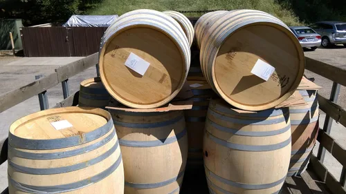 Vista 6 de Barril de vino de roble macizo del Valle de Napa de Wine Barrel Creations