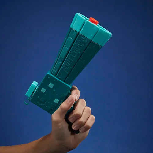 Vista 7 de Nerf Super Soaker Minecraft Glow Squid Water Blaster, Minecraft Dungeons Squid Mob, juguete de agua al aire libre, juegos al aire libre para niños
