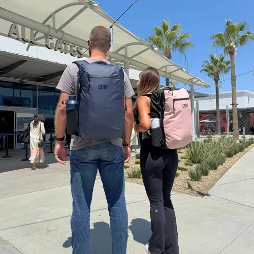 Vista 15 de COR Surf Mochila de viaje de mano Island Hopper 2.0 Mochila ultraligera aprobada para artículos personales 28L Negro Edición impermeable