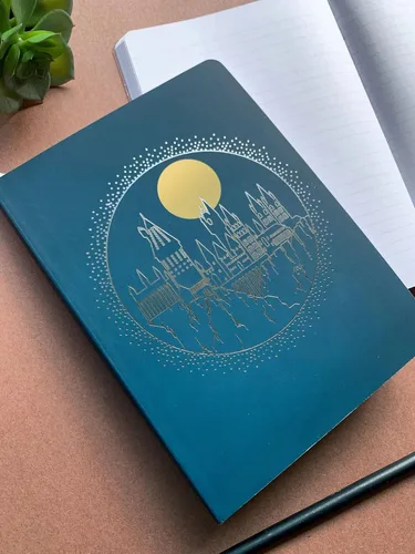 Vista 4 de Paper House Productions Harry Potter - Diario de 8" con acento de papel de aluminio y cubierta suave, con marcador de página de cinta de raso
