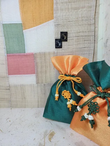 Vista 4 de DANAMI Accesorios coreanos tradicionales en miniatura Hanbok llavero, encanto