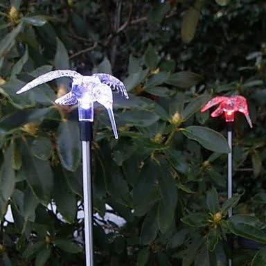 Vista 4 de Luz de estaca de jardín de estilo colibrí que cambia de color solar