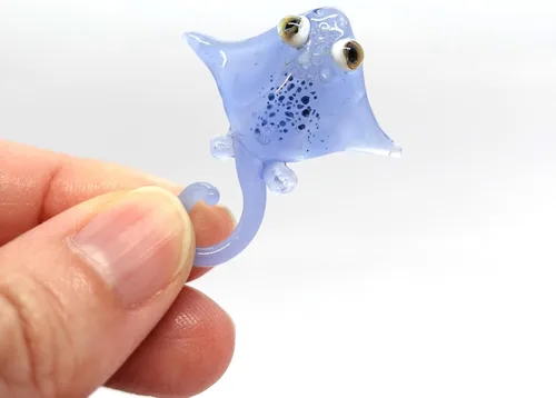Vista 11 de Manta Ray - Figura pequeña de cristal en miniatura – Animal de vidrio soplado hecho a mano de 1 pulgada – Bonita decoración del océano – Regalo
