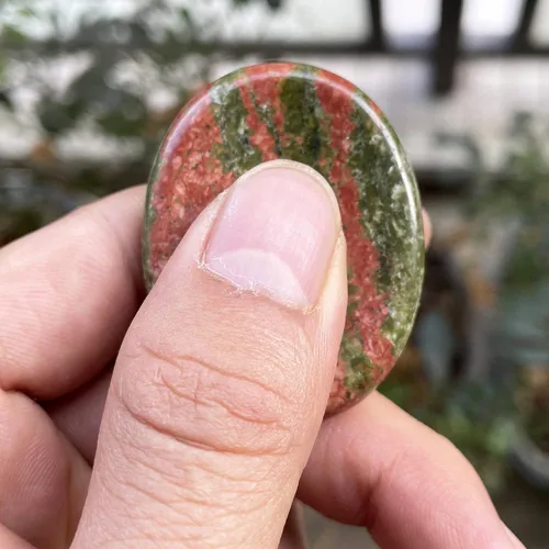 Vista 3 de Fekuar Piedra Natural de Cristal Unakita para el Pulgar, Piedra de Bolsillo Tallada a Mano para Alivio del Estrés y Meditación, en Forma Ovalada