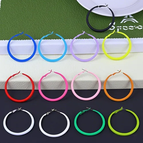 Vista 6 de Aretes de aro de neón coloridos para mujer, exagerados de los años 80 y 90, aretes de aro ligeros hipoalergénicos para trajes de fiesta brillantes