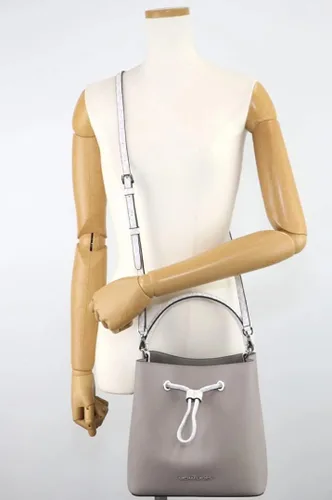 Vista 4 de Michael Kors Suri - Bolso bandolera de piel con cubo mediano