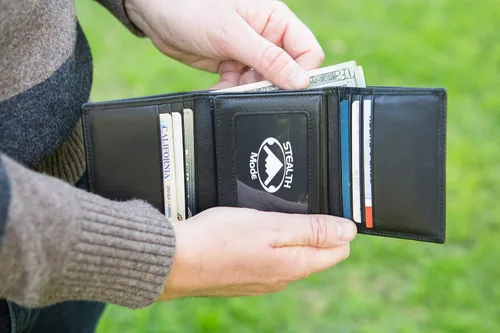 Vista 8 de Stealth Mode Cartera de cuero triple RFID para hombres con soporte de identificación abatible (negro)