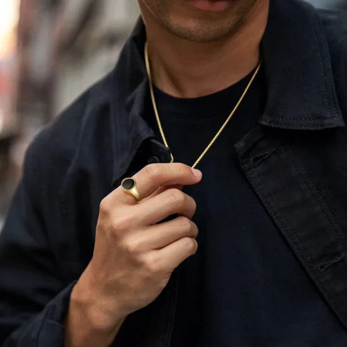 Vista 5 de TRUMIUM Anillos de sello chapados en oro de 18 quilates para hombres y mujeres, con incrustaciones de ónix negro, anillos de boda ligeros y gruesos