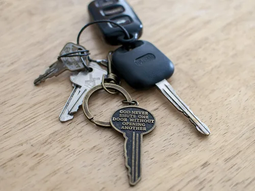 Vista 6 de Regalos cristianos inspiradores únicos para mujeres y hombres, increíbles llaveros religiosos de la Biblia, color bronce antiguo, Bronce antiguo