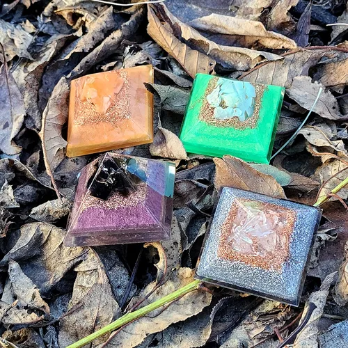 Vista 9 de Juego de curación y limpieza: mini pirámides de cristal de orgonita portátil de cuarzo de cristal, obsidiana negra, crisoprasa, calcita naranja
