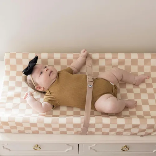 Vista 7 de Tiny Twinkle Cambiador de pañales para tocador y mesa de guardería, impermeable, lavable y a prueba de desorden con correa de seguridad, base Damas