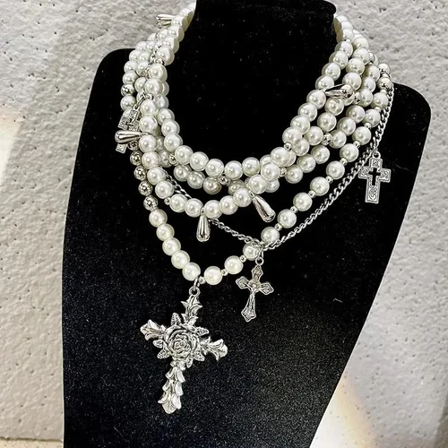 Vista 3 de Collar de perlas en capas con cruz gótica, collar apilado de perlas para mujer