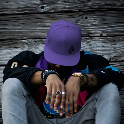 Vista 4 de El Snapback Bill Plano Panel Lado Izquierdo Negro Alemán Pastor Cabeza Bordado Acrílico