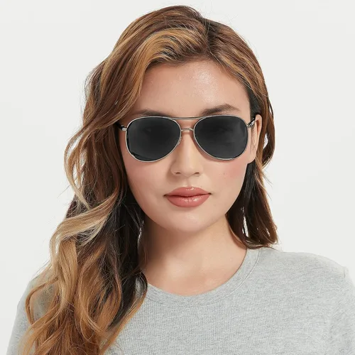 Vista 9 de BOTPOV Gafas de sol de aviador para hombres y mujeres, polarizadas, protección UV400, lente espejada, marco de metal con bisagras de resorte..