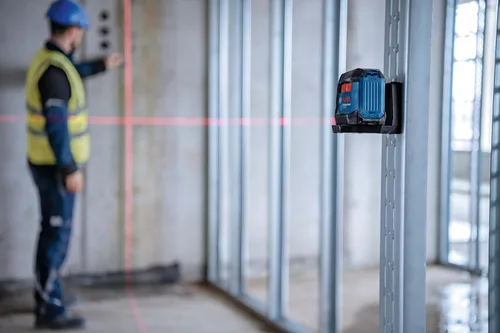 Vista 11 de Bosch GLL50-20 - Láser autonivelante de línea cruzada de 50 pies, incluye soporte magnético integrado y 2 pilas AA