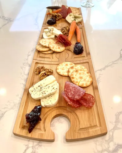 Vista 5 de Juego de tablas de embutidos de bambú, diseño único de piezas de rompecabezas con soporte para copas de vino, tabla de quesos de charcutería