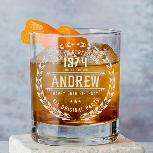 Vista 5 de Regalos de cumpleaños número 50 para hombres, vaso de whisky personalizado, ideas divertidas de regalo para hombre de 50 años, decoraciones de 50