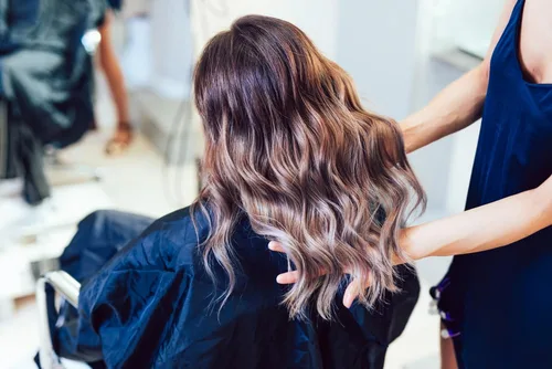Vista 5 de Kit de balayage, 2 tablas de balayage, 1 cepillo recto y 1 cepillo para teñir el cabello en ángulo