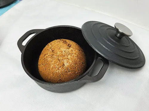 Vista 7 de HAWOK Mini horno holandés de hierro fundido, diámetro 5.51 pulgadas, 23 onzas, con bandeja de bambú, juego de 2, pre-sazonado