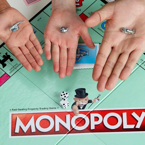 Vista 6 de Hasbro Gaming Monopoly, juego de mesa de estrategia para niños de 8 años, 2 a 6 jugadores, juegos familiares para niños y adultos