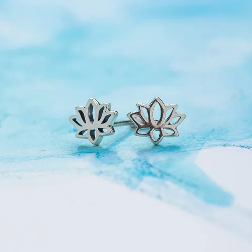 Vista 4 de Boma Aretes de plata fina en forma de loto con flor