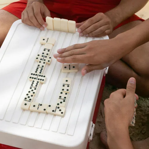 Vista 4 de Trademark Games - Juego de dominó con estuche de madera, 55 dominó dobles de nueve y práctica caja de almacenamiento, juegos familiares