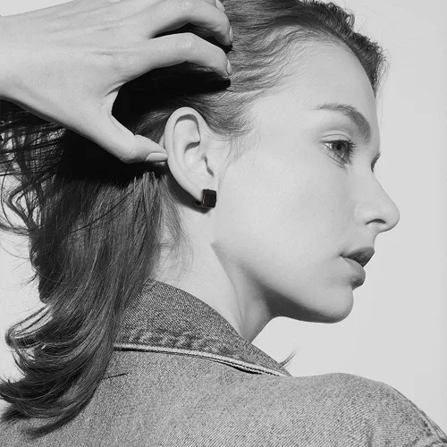 Vista 5 de Aretes de aro pequeños y gruesos para mujer, aretes hipoalergénicos simples Negro