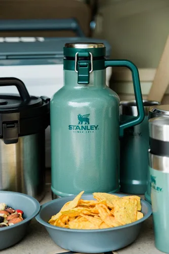Vista 5 de Stanley - Jarra clásica de fácil vertido Growler de 64 oz Mantiene la cerveza fría o el café caliente Tapa con revestimiento de acero a prueba