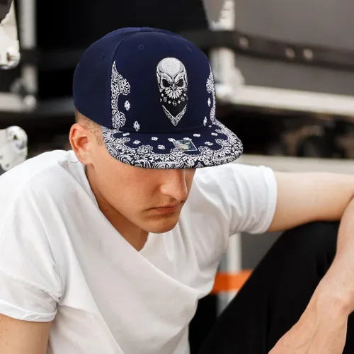 Vista 4 de Trendy Apparel Shop Bandana de calavera bordada Snapback con estampado de cachemira